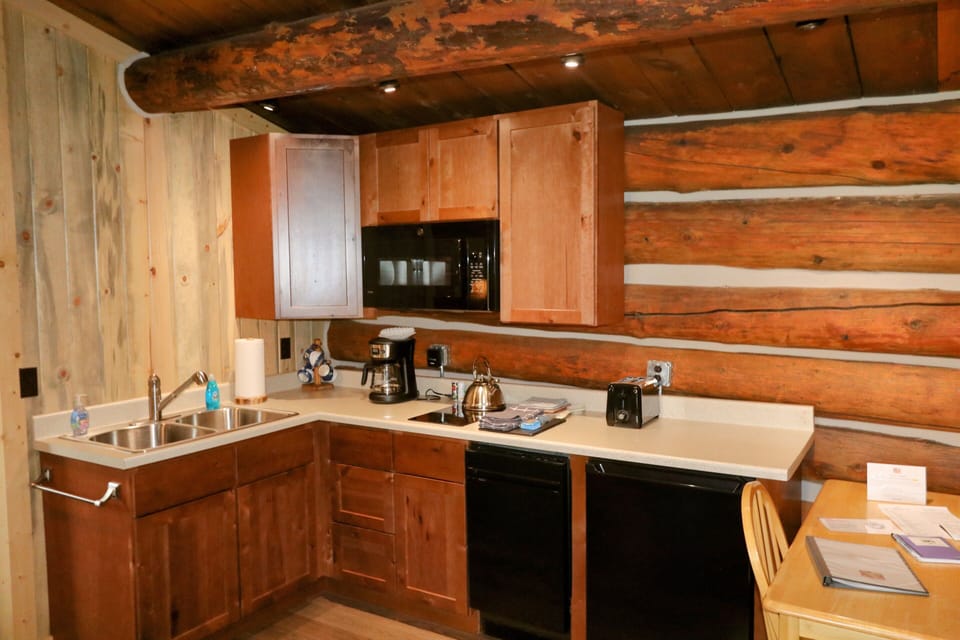 Skier's Cabin | Private kitchen | Coffee/tea maker, toaster, cookware/dishes/utensils, paper towels