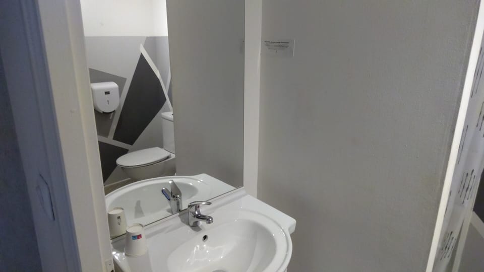 Standard Twin Room | Bathroom | Shower, hair dryer, towels