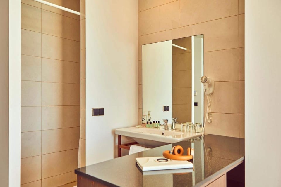 Combined shower/tub, hair dryer, towels