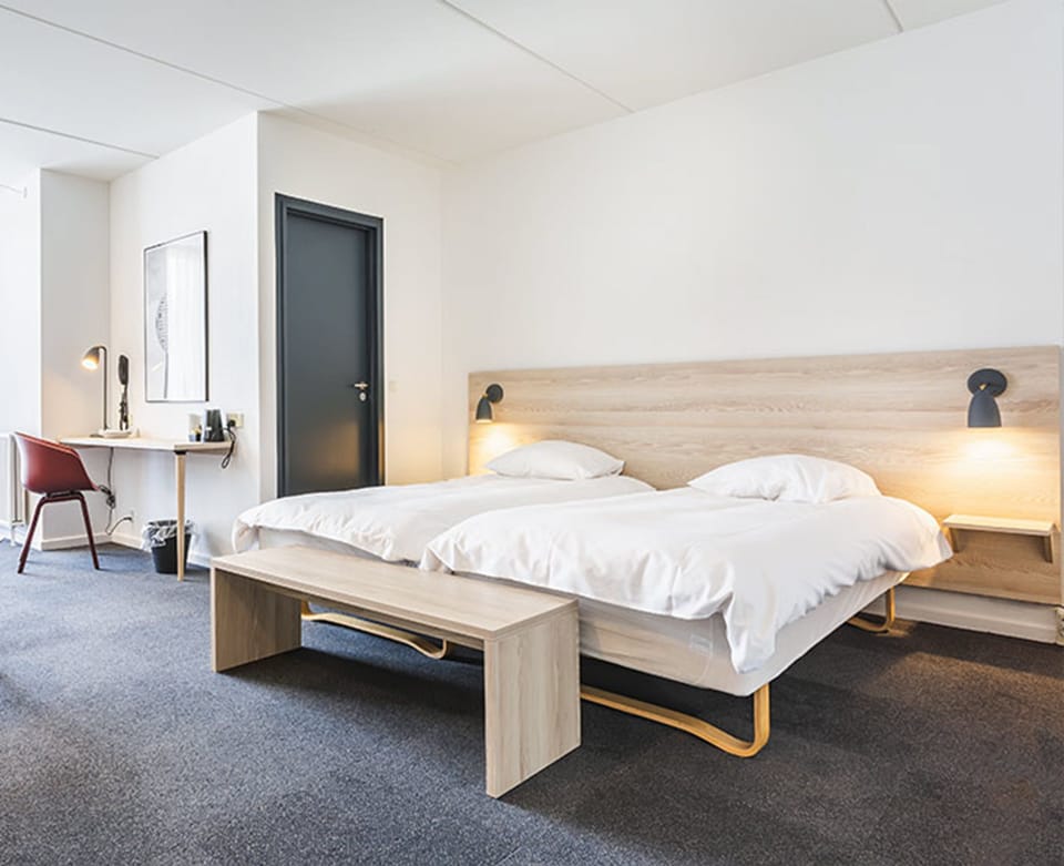 Standard Room | In-room safe, desk, laptop workspace, blackout drapes