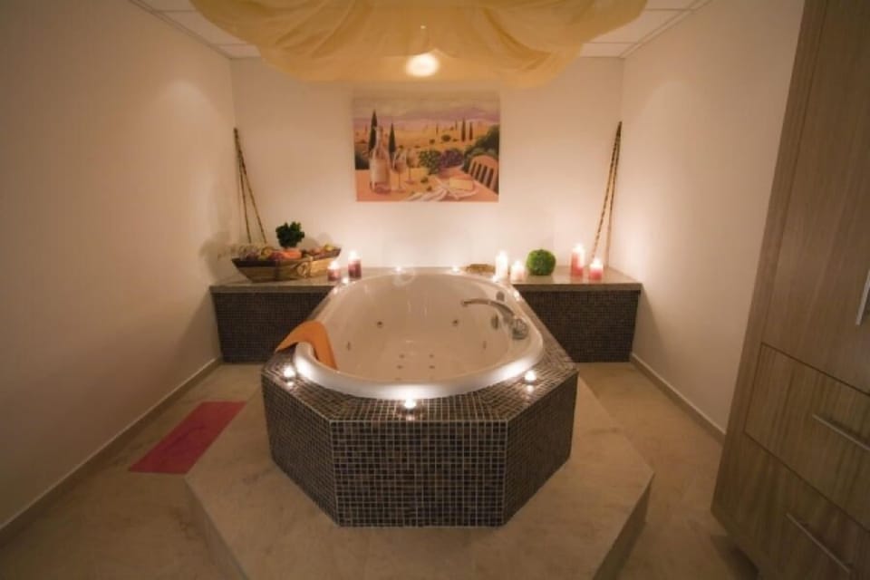 Sauna, steam room, detox wraps, massage/treatment rooms