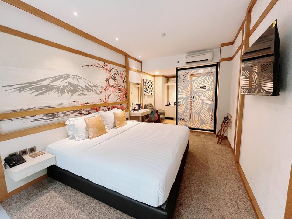 Suite Jacuzzi Room | In-room safe, individually decorated, desk, blackout drapes