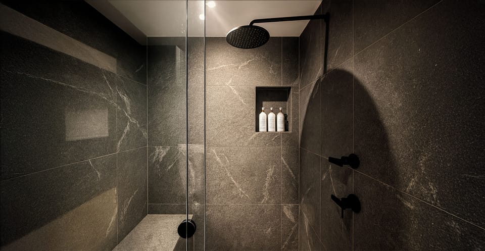 Standard Room | Bathroom | Shower, free toiletries, hair dryer, towels