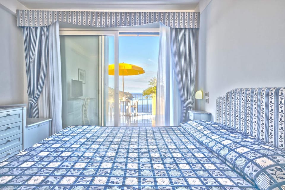 Minibar, in-room safe, individually decorated, individually furnished