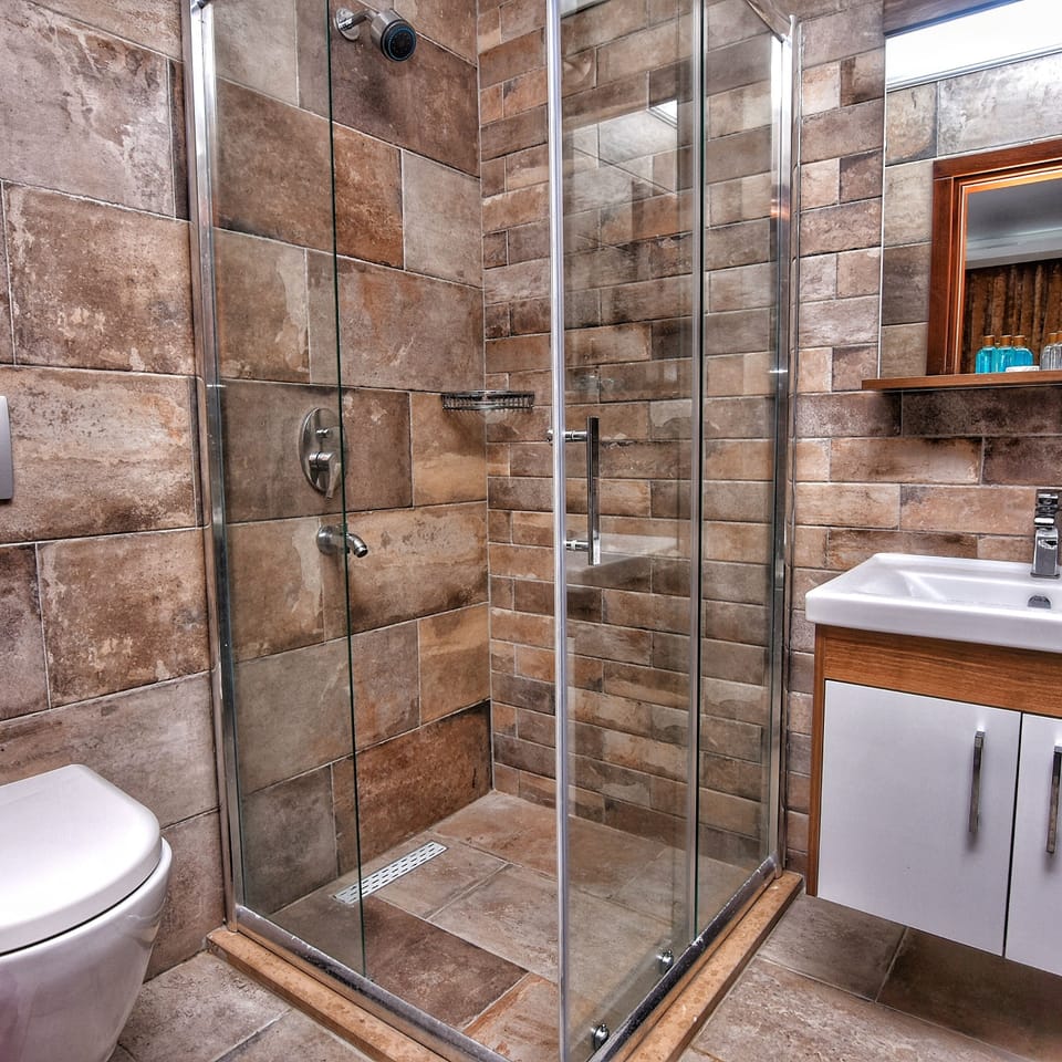 Deluxe Double Room, Pool View | Bathroom | Shower, free toiletries, hair dryer, slippers