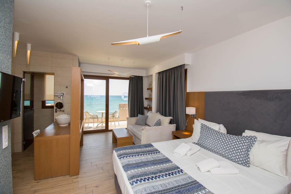 Junior Suite, Sea View | In-room safe, laptop workspace, soundproofing, free WiFi