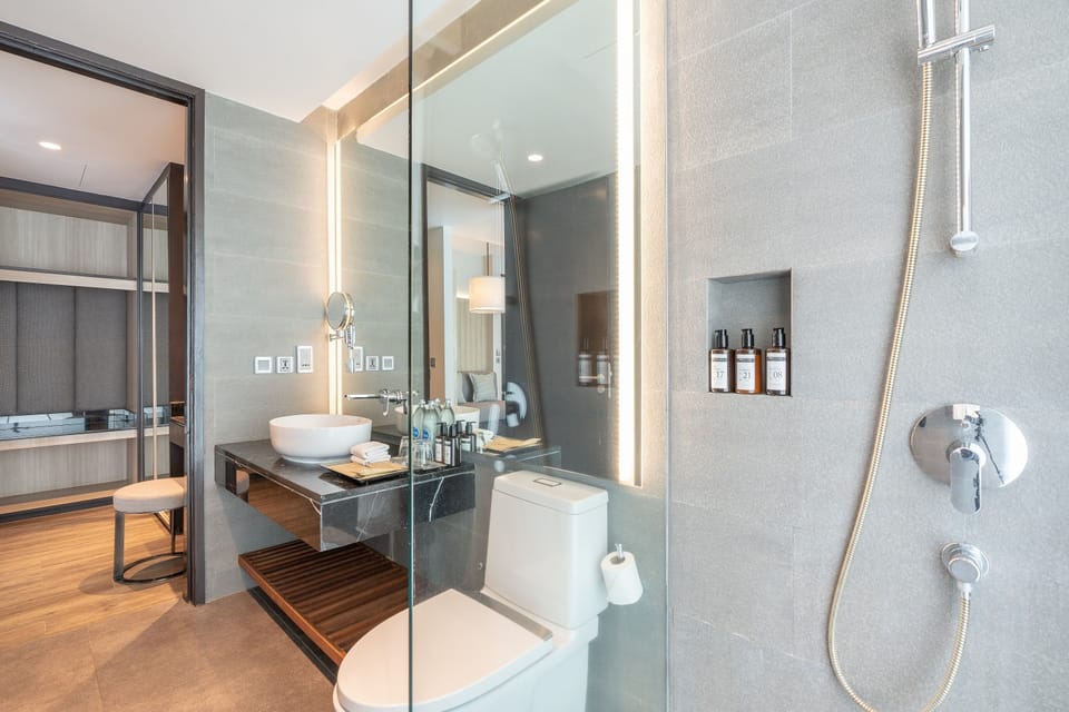 Family Double Room | Bathroom | Shower, rainfall showerhead, free toiletries, hair dryer