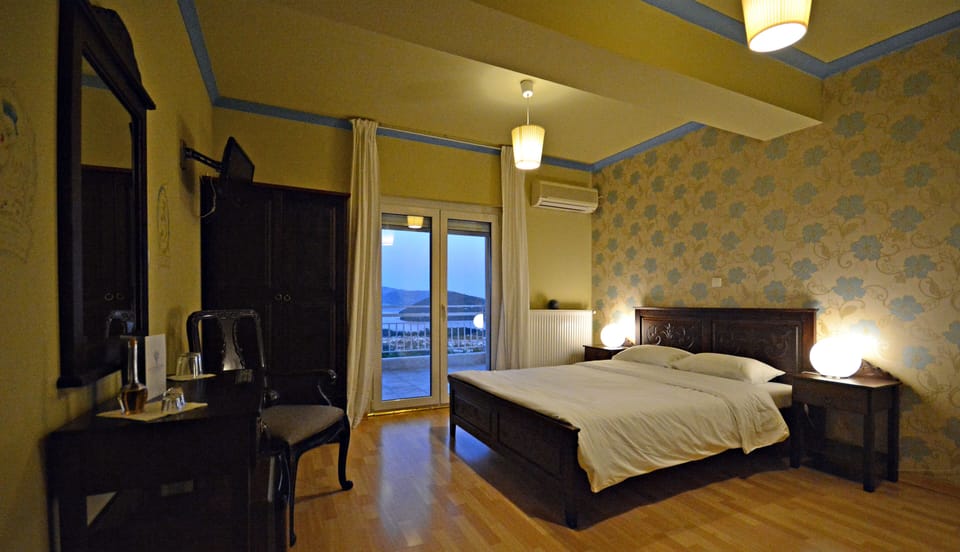 Double Room, Lake View | Individually decorated, soundproofing, free WiFi, bed sheets