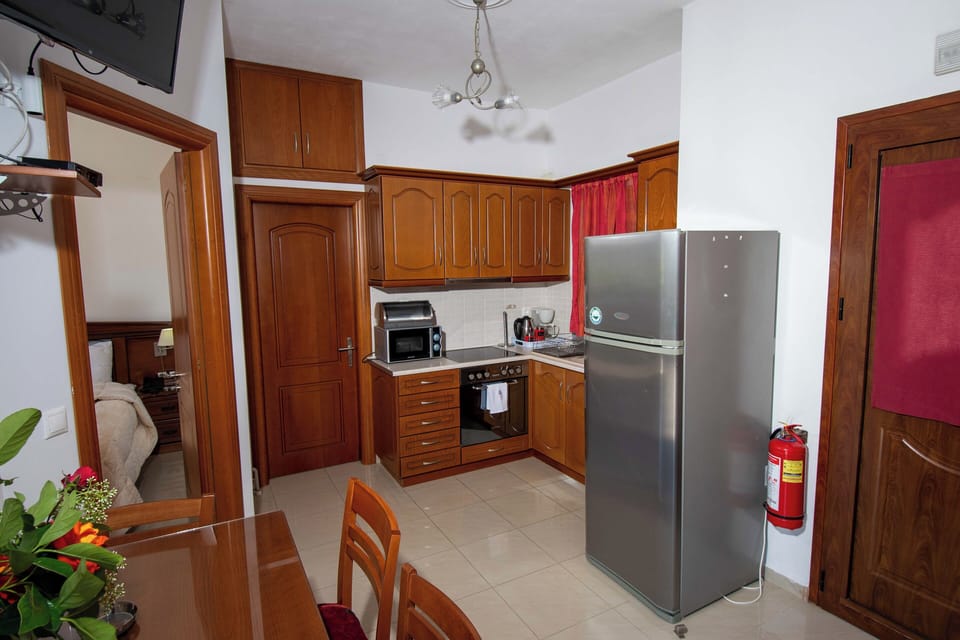 Bungalow | Private kitchen | Fridge, microwave, oven, coffee/tea maker