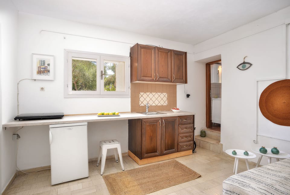 Basic Apartment | Private kitchen | Stovetop, espresso maker, coffee/tea maker, electric kettle