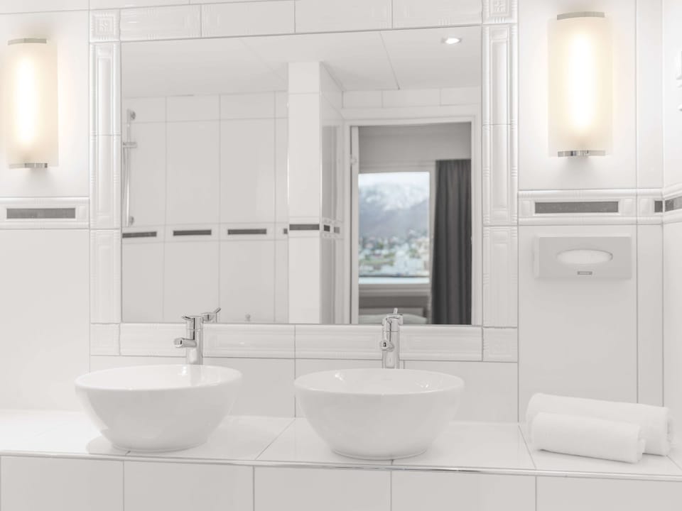 Room, Multiple Bedrooms (Friends & Family) | Bathroom | Combined shower/tub, designer toiletries, hair dryer, towels