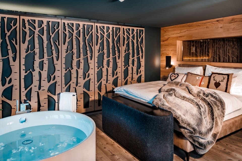 SPA Suite | Hypo-allergenic bedding, free minibar, in-room safe, desk