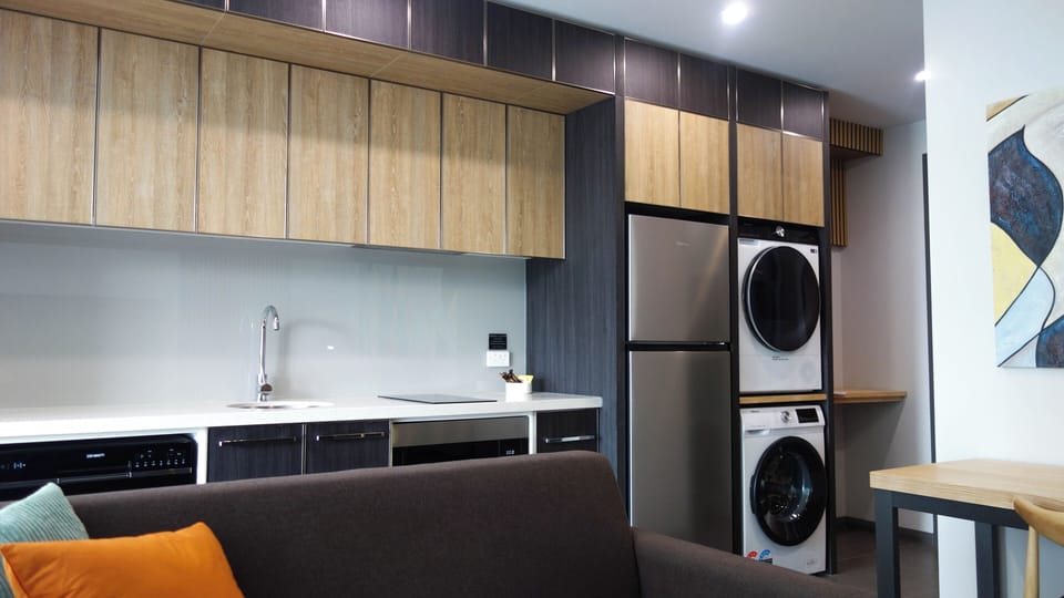 Full-size fridge, microwave, stovetop, dishwasher