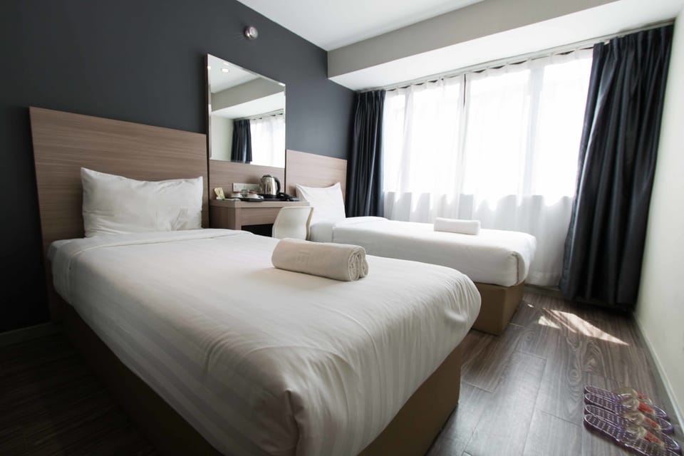 Twin Single with Window | In-room safe, desk, iron/ironing board, free WiFi