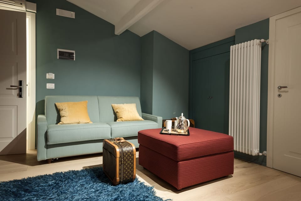 Exclusive Suite, Terrace, City View | Living room | 32-cm flat-screen TV with satellite channels, TV