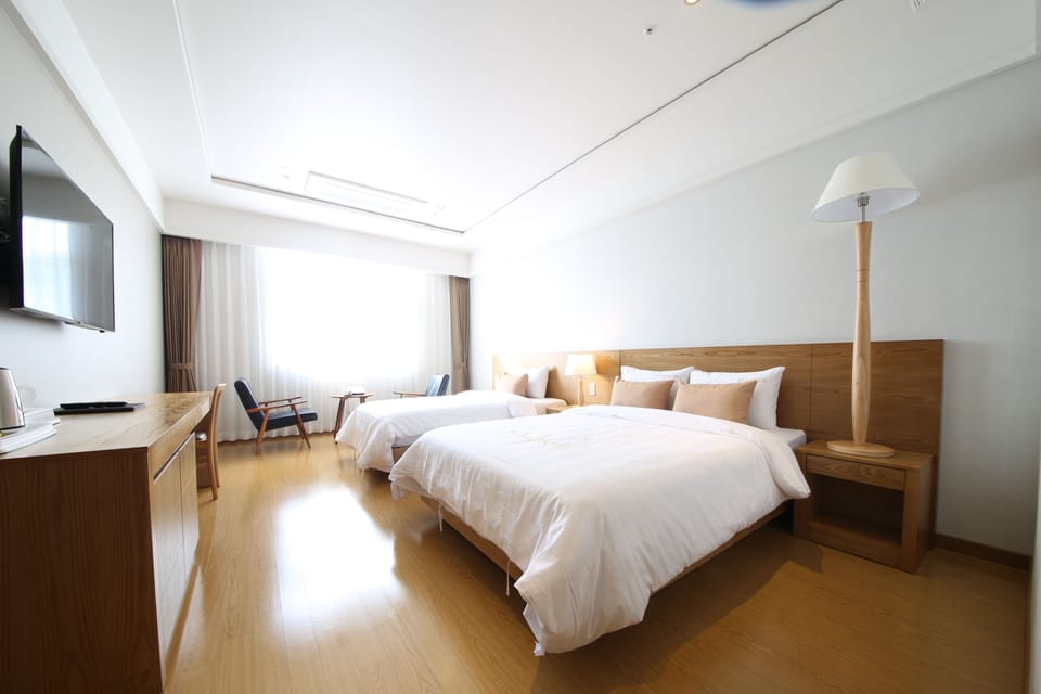 VIP Twin Room | In-room safe, blackout drapes, soundproofing, iron/ironing board