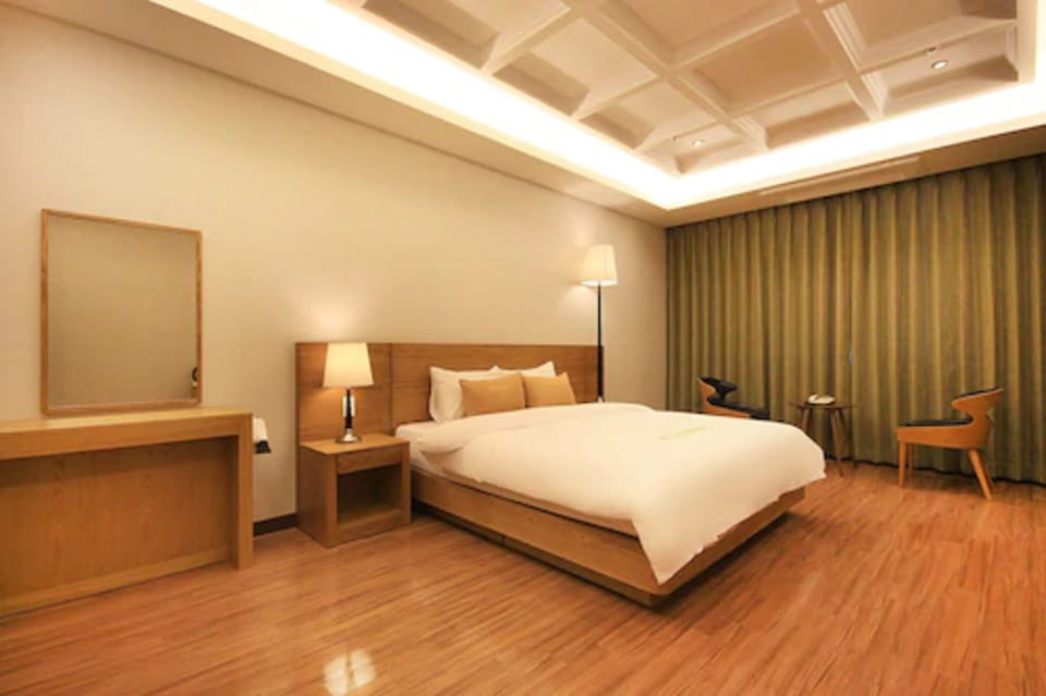 Standard Double Room | In-room safe, blackout drapes, soundproofing, iron/ironing board