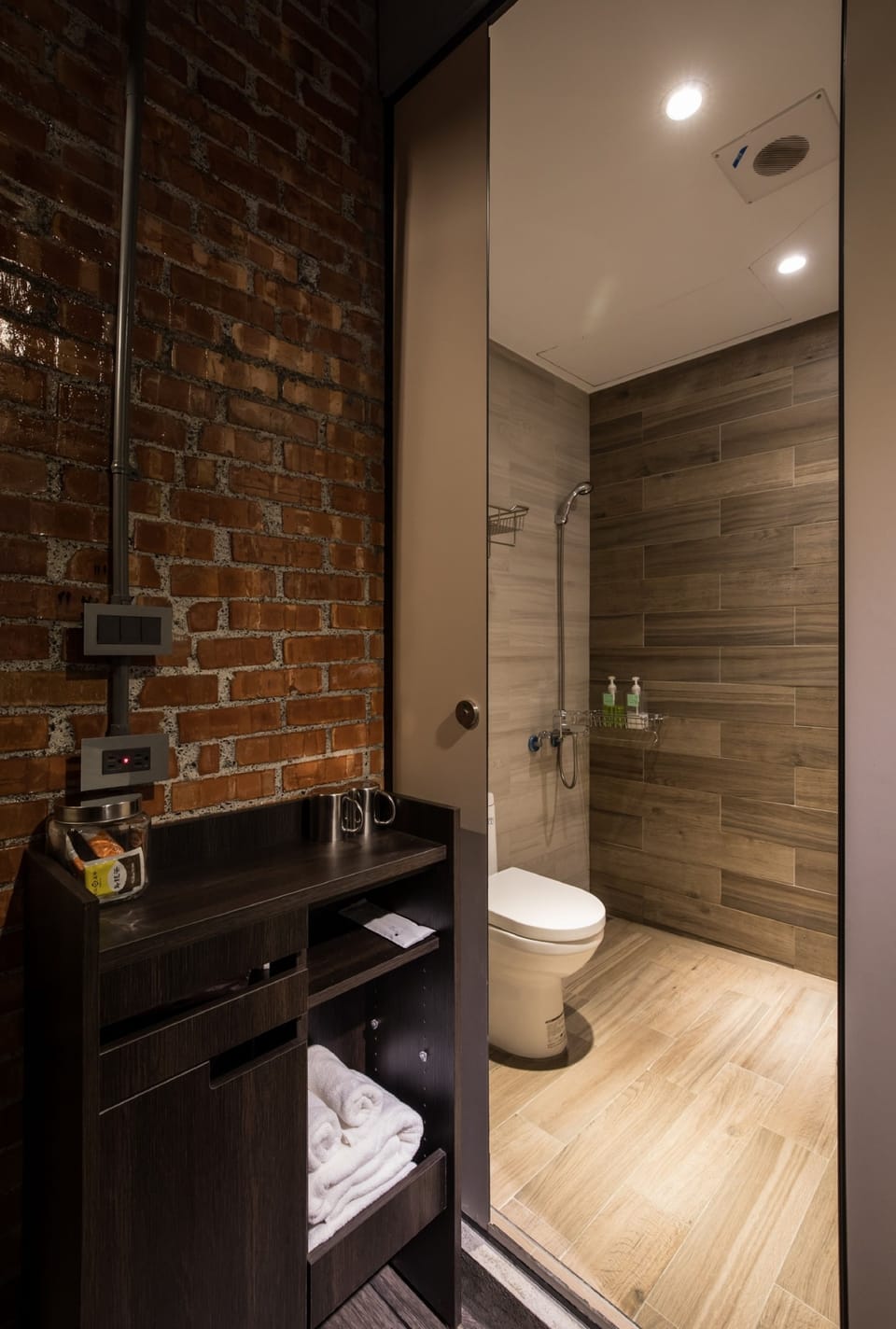 Economy Double Room | Bathroom | Shower, free toiletries, hair dryer, slippers