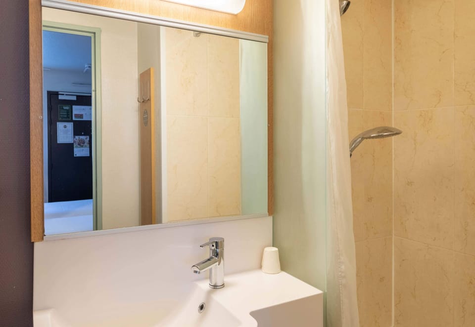 Shower, towels