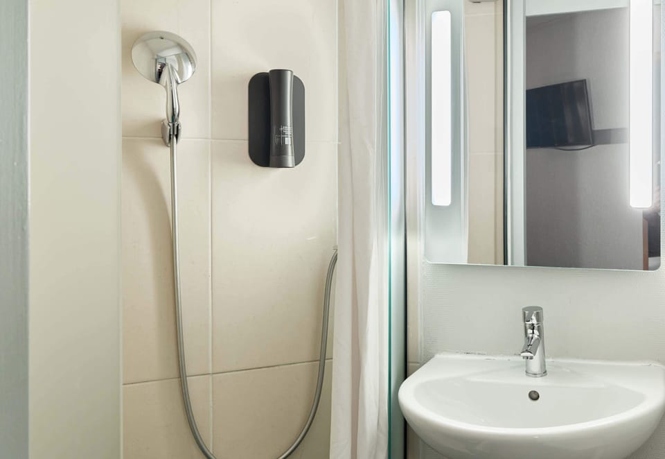 Shower, towels