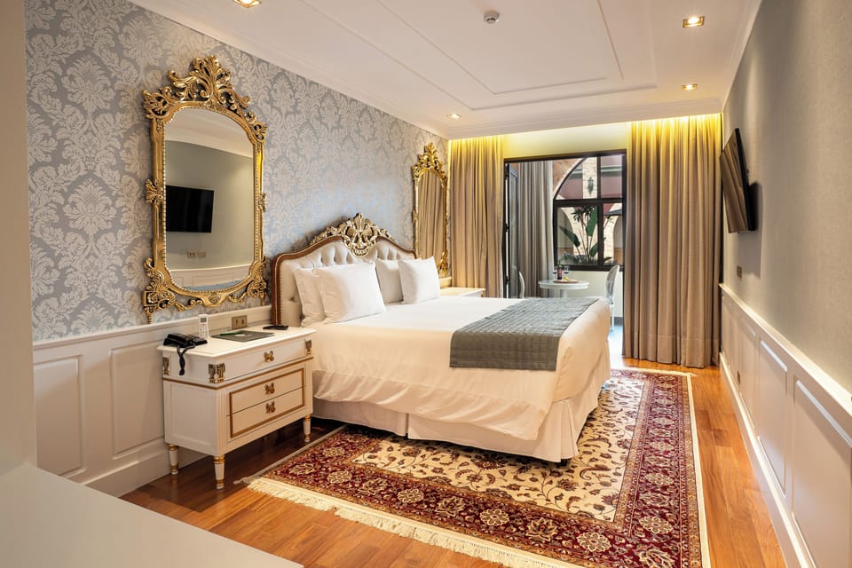 Suite Luis XV | Minibar, in-room safe, blackout drapes, soundproofing