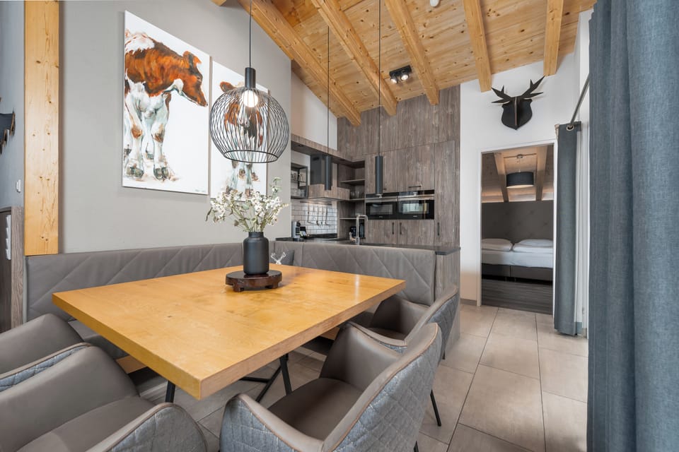 4-bedroom penthouse with private sauna | In-room dining