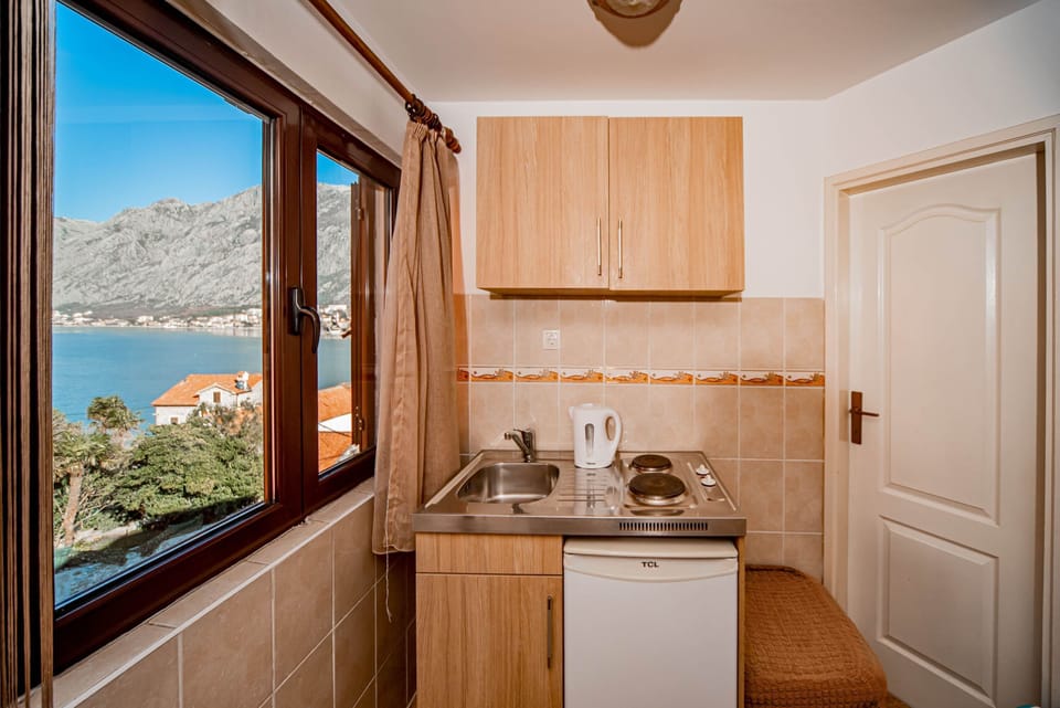 Family Studio | Private kitchen | Fridge, stovetop, electric kettle, cookware/dishes/utensils