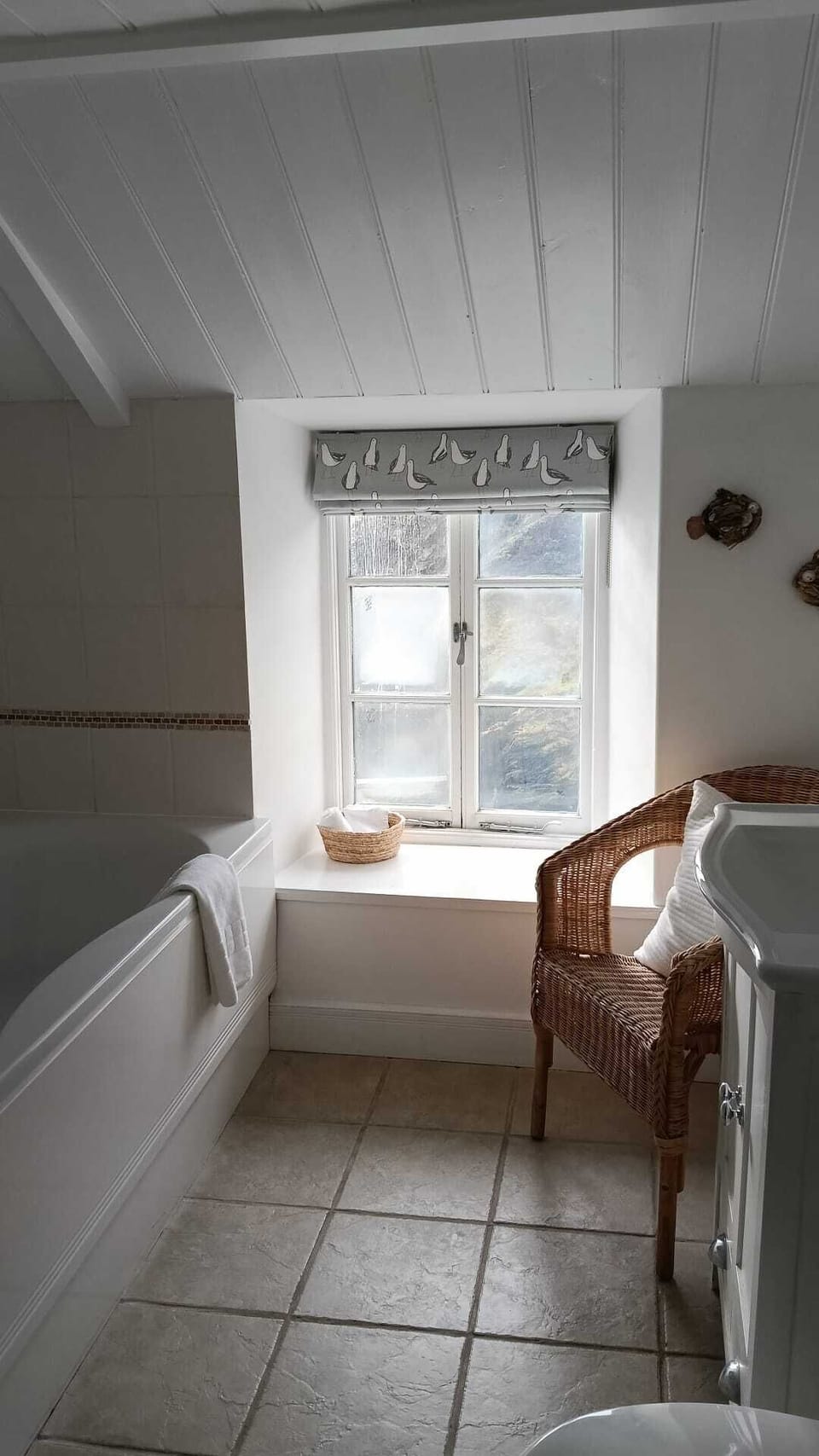 Cottage (Middle) | Bathroom | Combined shower/tub, eco-friendly toiletries, hair dryer, slippers
