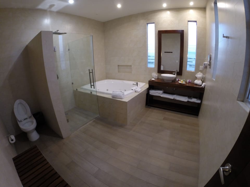 Presidential Suite | Bathroom | Free toiletries, hair dryer, towels