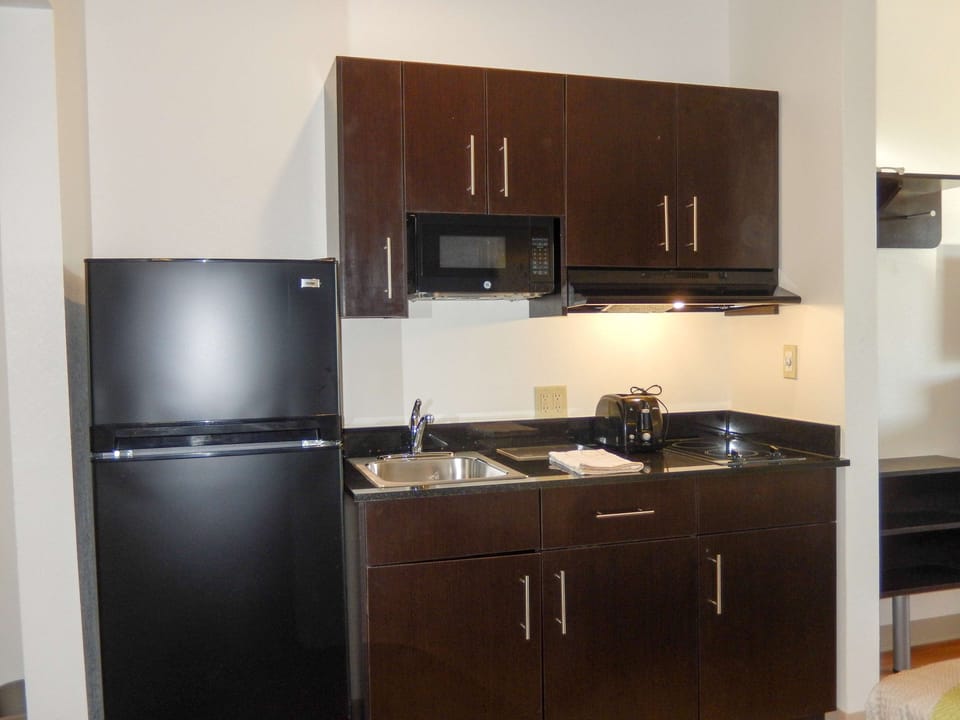 Full-size fridge, microwave, stovetop, coffee/tea maker