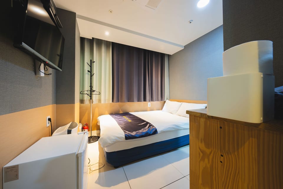Deluxe Double Room, 1 Bedroom, Non Smoking, City View | Premium bedding, individually decorated, individually furnished, desk