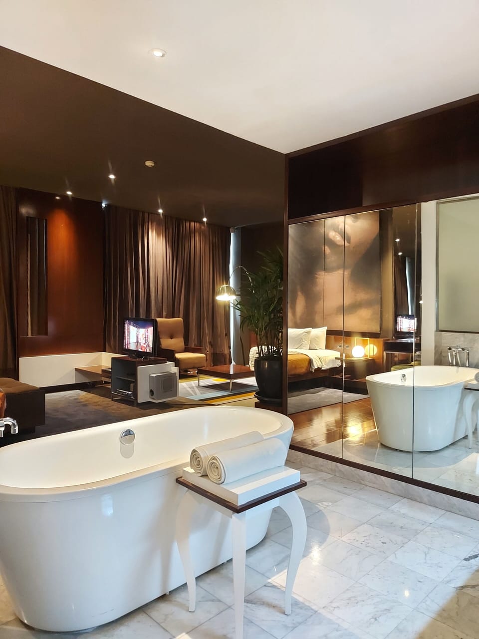 Edge Suite | Bathroom | Free toiletries, hair dryer, bathrobes, slippers