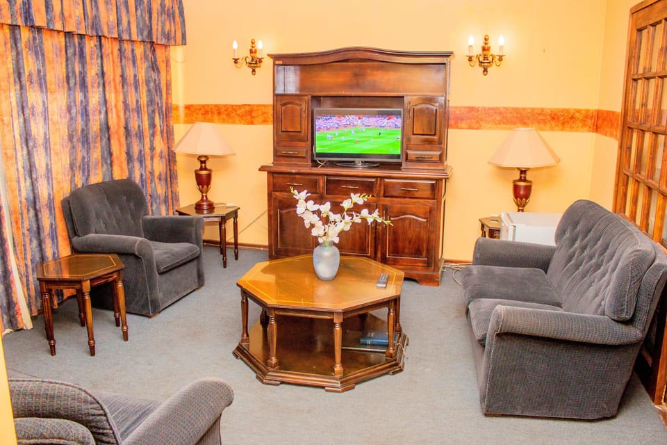 Executive Double or Twin Room | Living area | Flat-screen TV, stereo