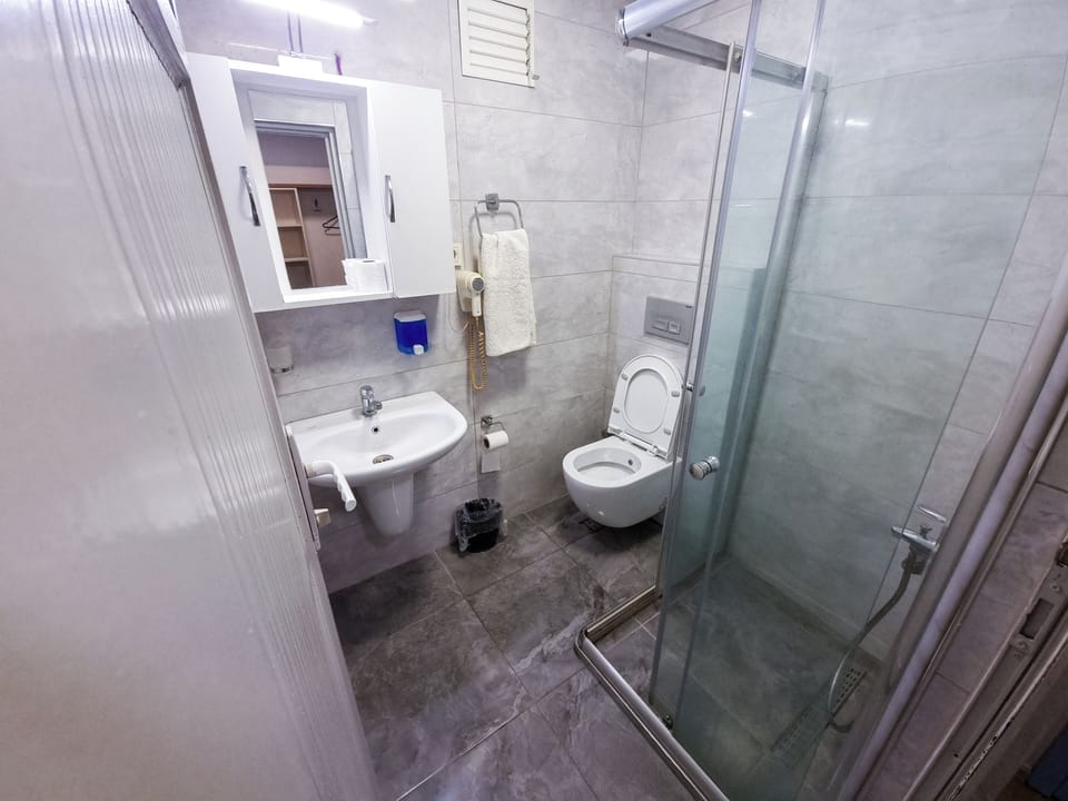 Quadruple Room | Minibar, in-room safe, desk, laptop workspace