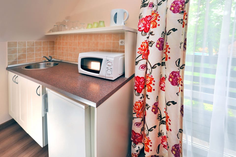 Classic Studio, Kitchenette | Mini-refrigerator
