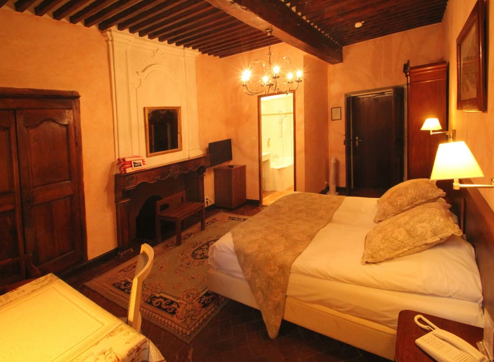 Standard Double Room, Bathtub | Minibar, in-room safe, individually decorated, desk