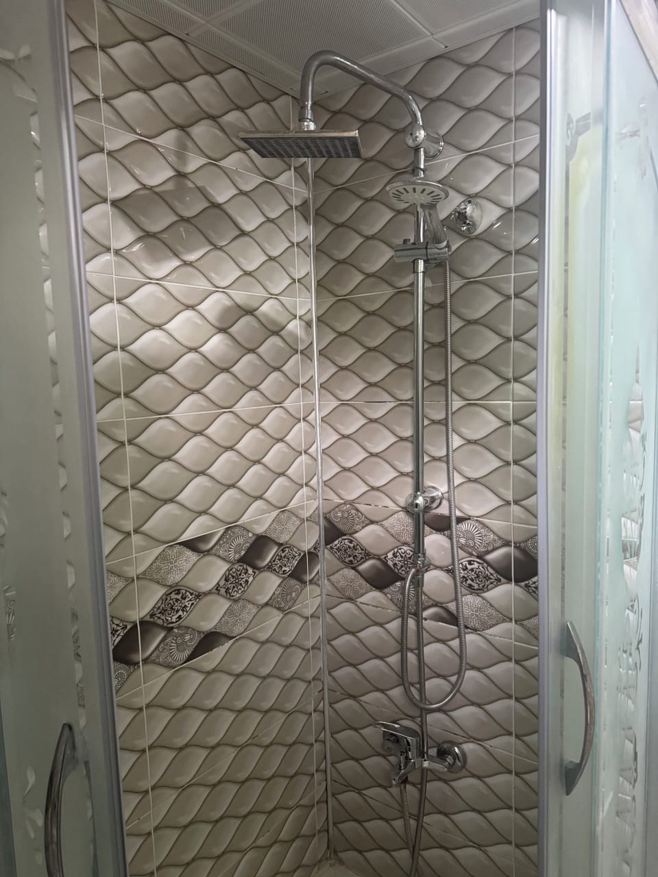 Standard Studio | Bathroom | Shower, free toiletries, hair dryer, slippers