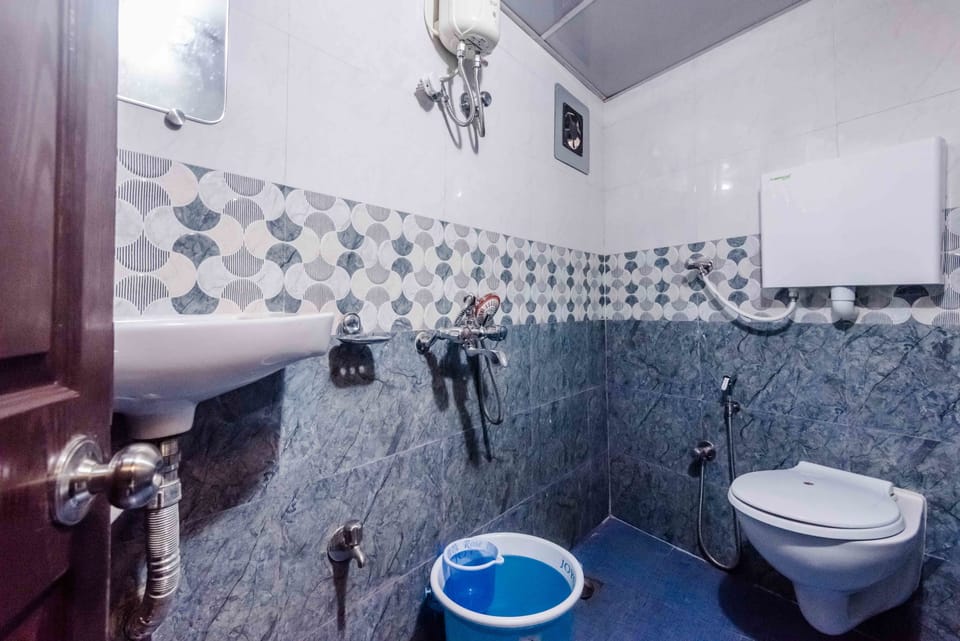Shared Dormitory, Men only | Bathroom | Shower, free toiletries, towels