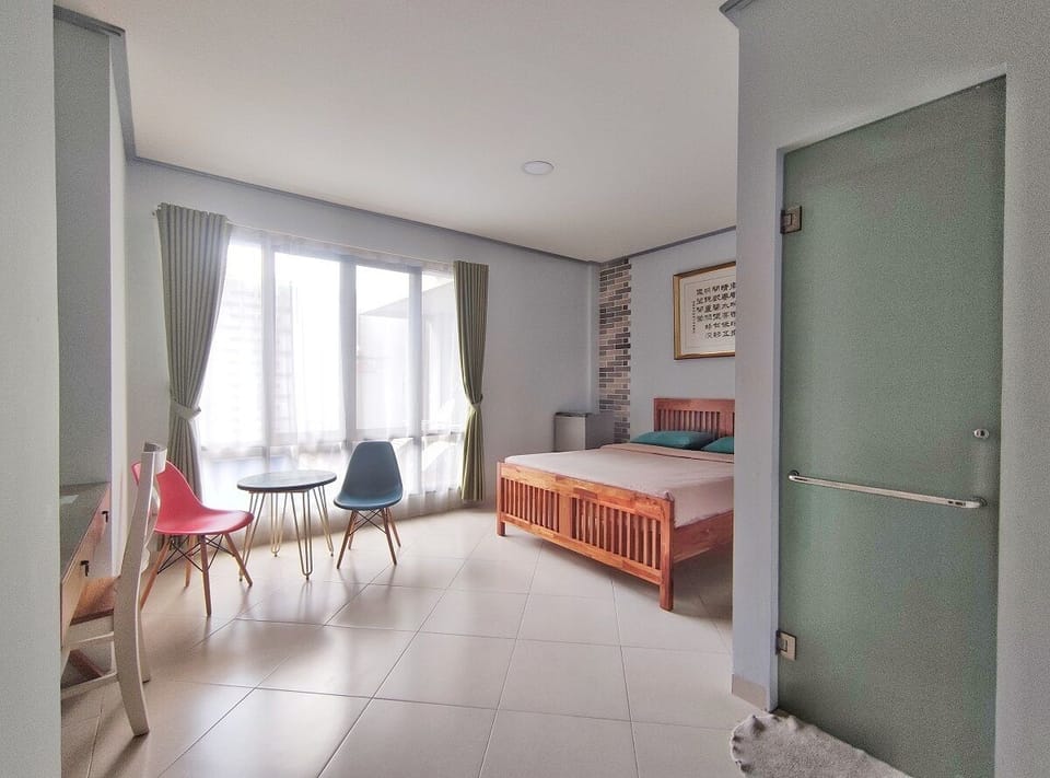 Executive Deluxe Pool View With Breakfast | Desk, blackout drapes, soundproofing, free WiFi