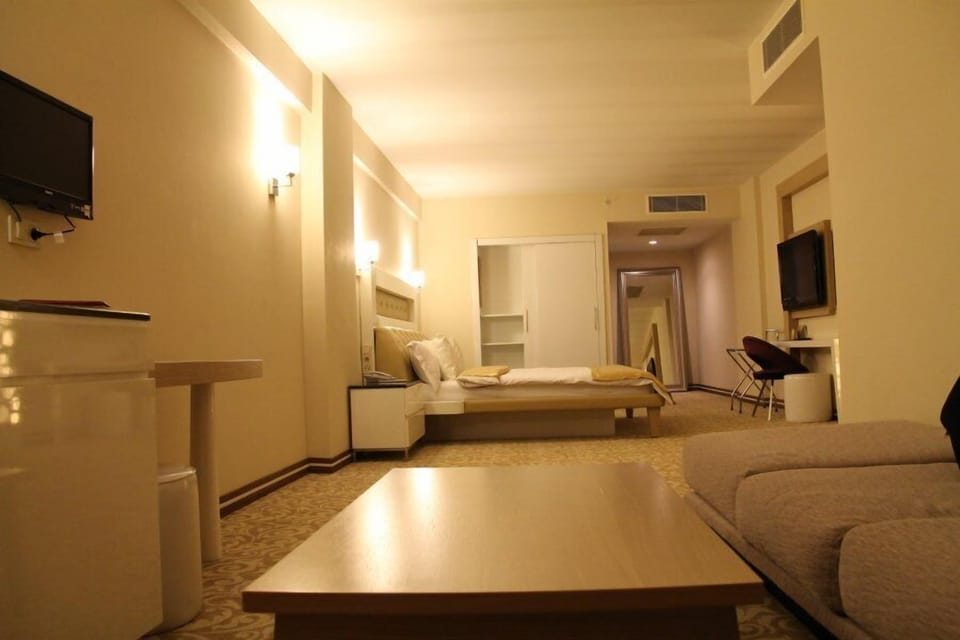 Suite | Minibar, in-room safe, soundproofing, free WiFi