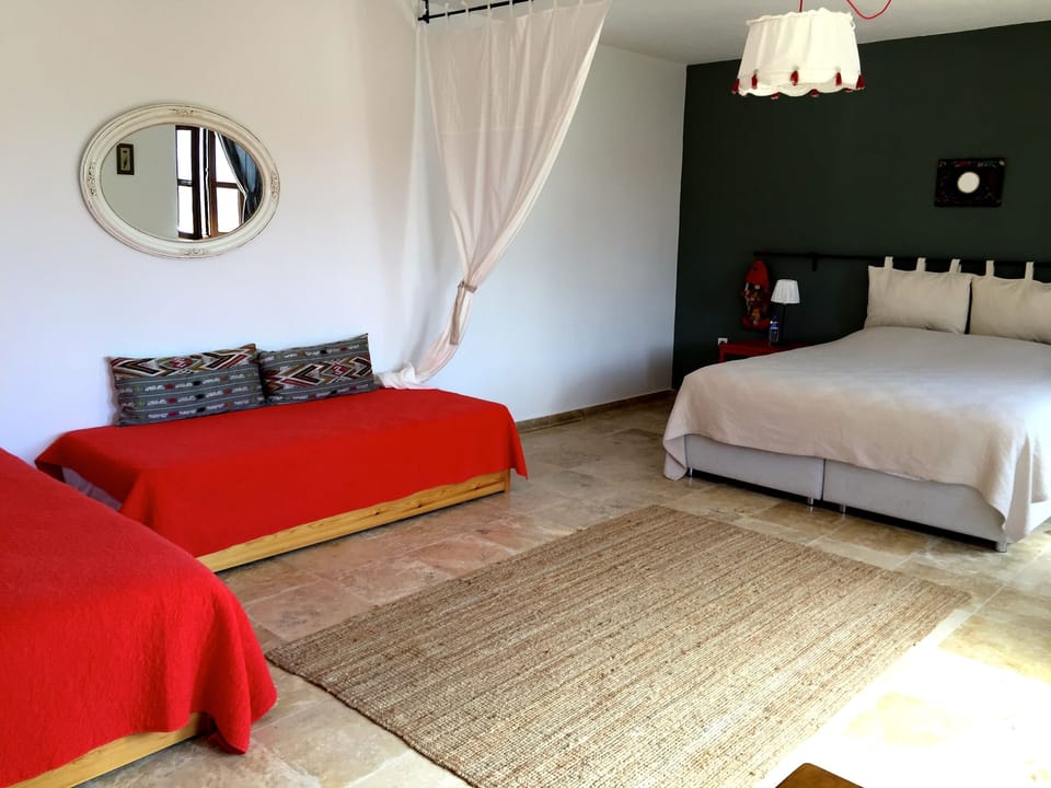 Family Quadruple Room | Desk, soundproofing, WiFi (free), bed sheets