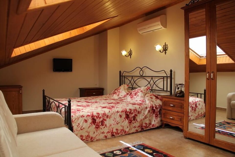 Double Room (Attic) | Minibar, in-room safe, desk, soundproofing