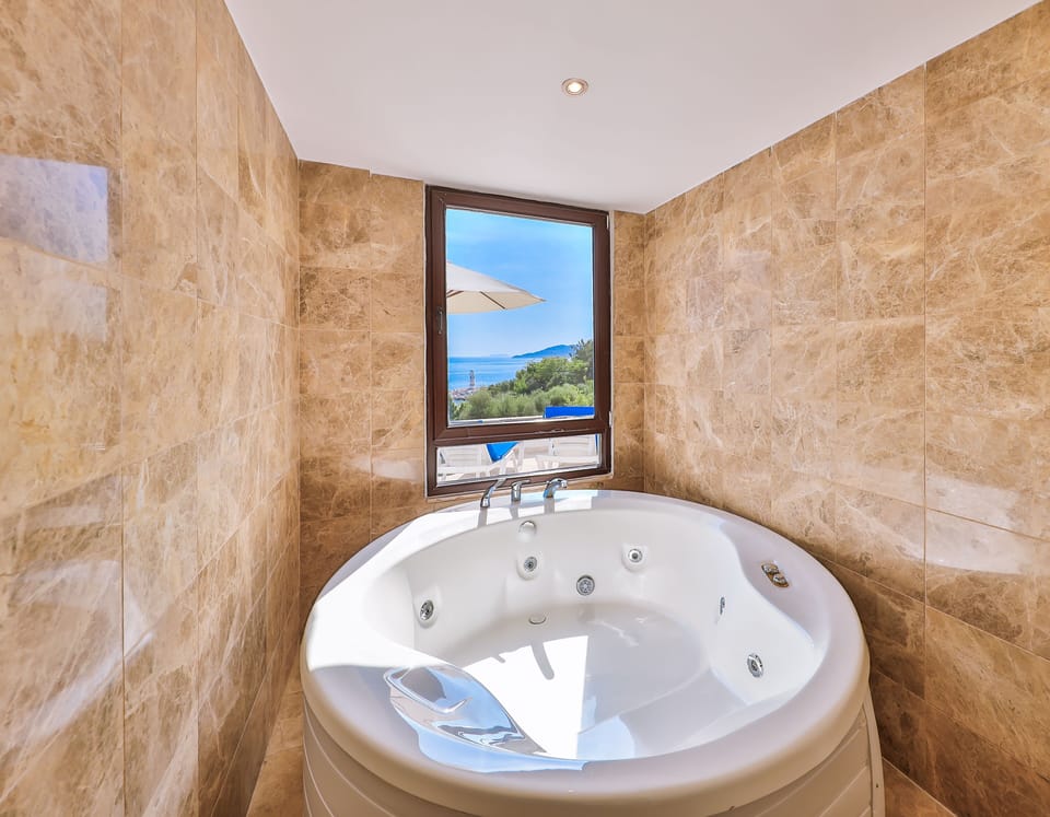 Deluxe Suite, Jetted Tub, Sea View | Premium bedding, free minibar items, in-room safe, desk