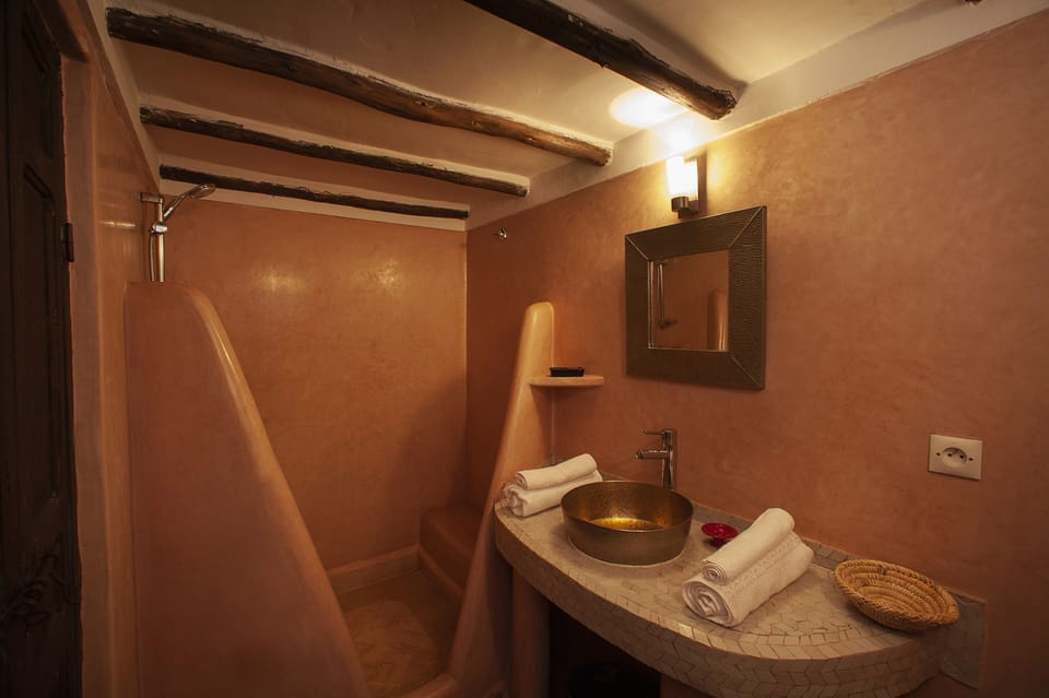 Grand Suite | Bathroom | Shower, free toiletries, hair dryer, towels