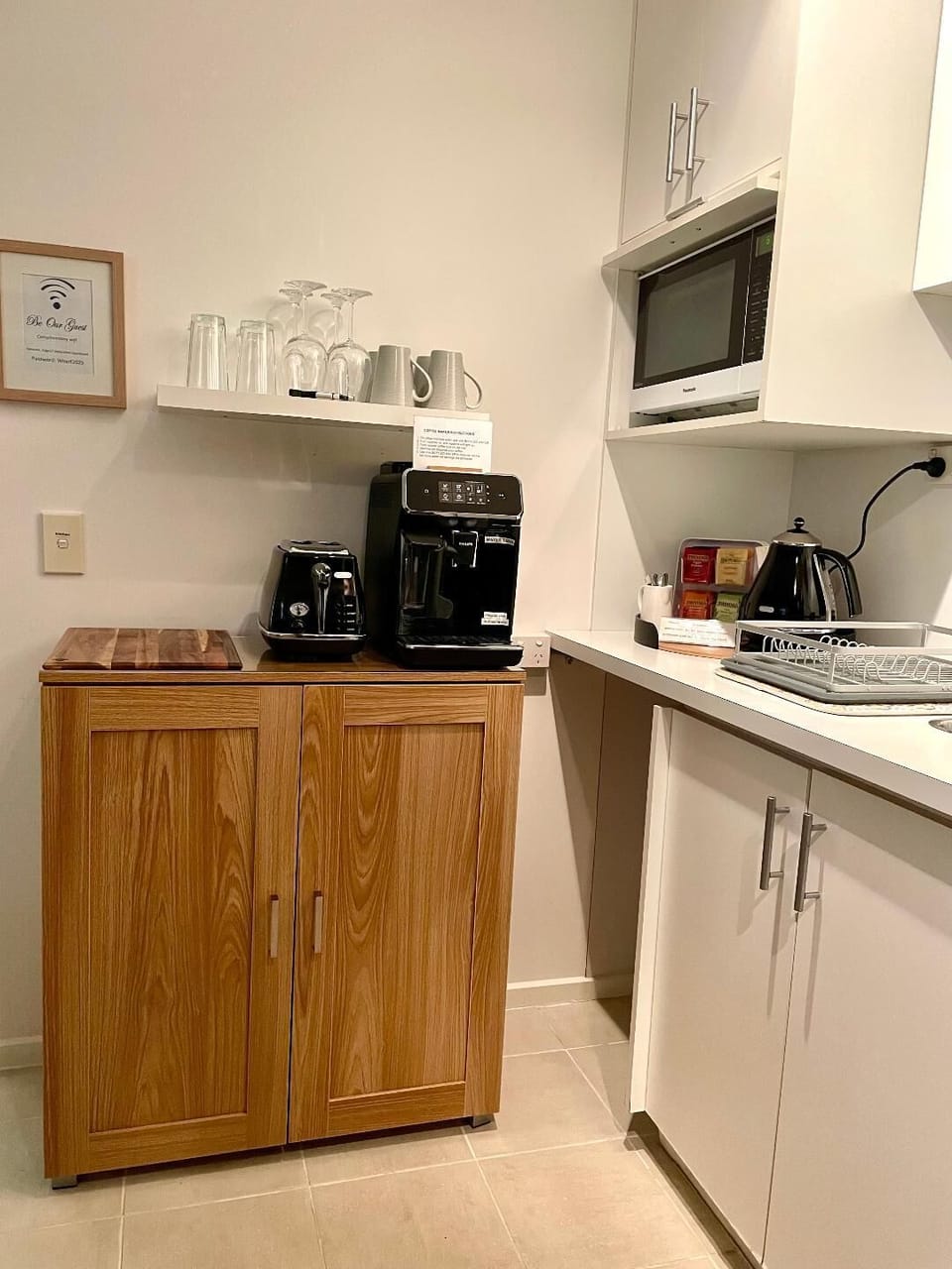 Apartment, 1 King Bed | In-room dining