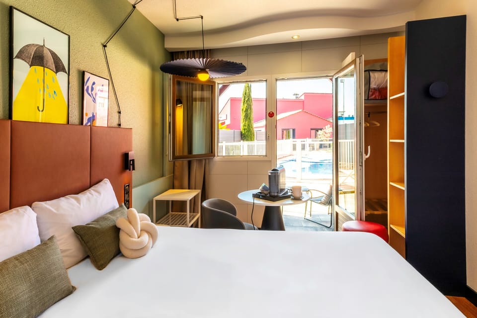 Comfort Room, 1 Double Bed | Individually decorated, individually furnished, desk, laptop workspace