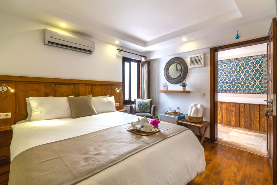Economy Double Room | Premium bedding, in-room safe, individually decorated, soundproofing