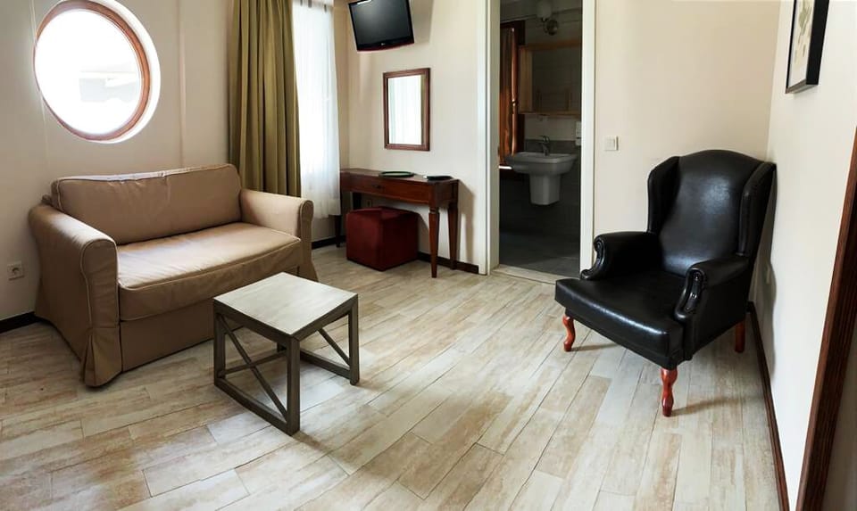 Deluxe Double or Twin Room | Premium bedding, minibar, in-room safe, laptop workspace