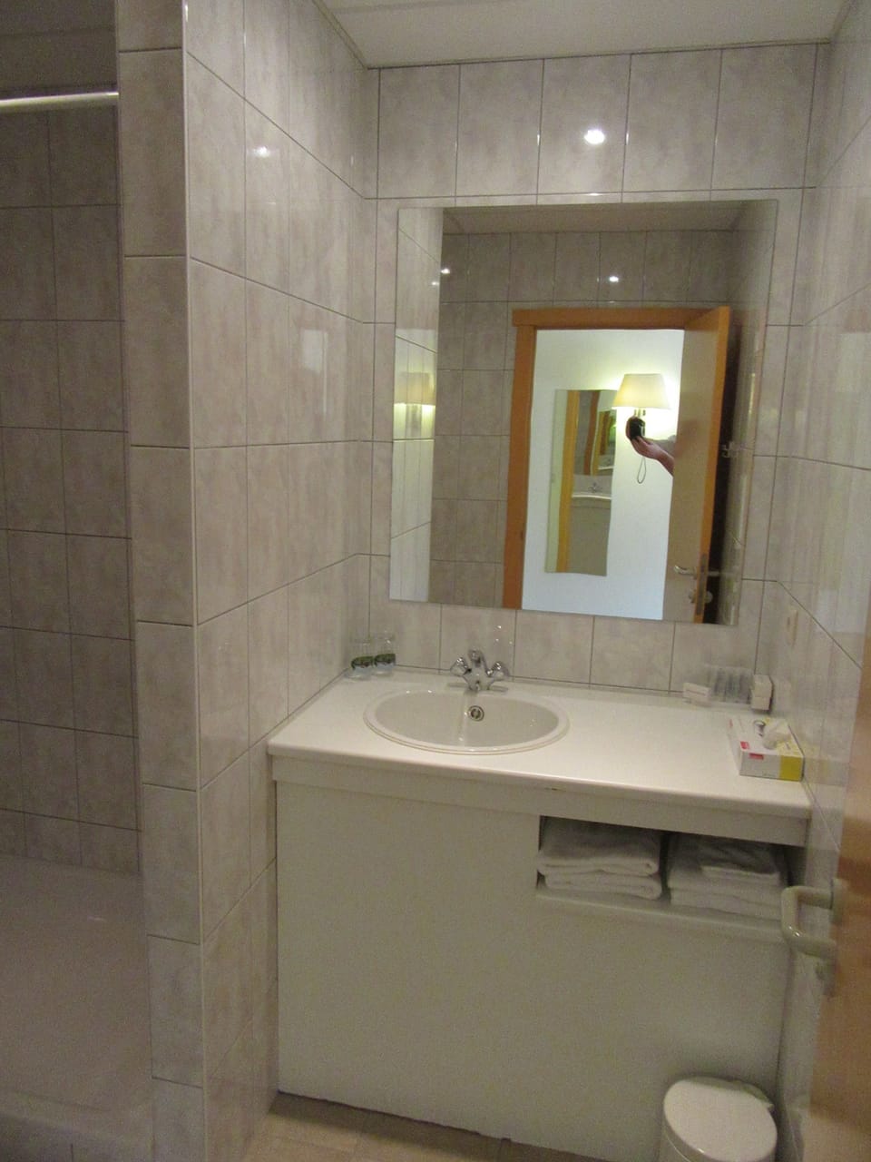 Twin Room | Bathroom | Shower, free toiletries, hair dryer, slippers