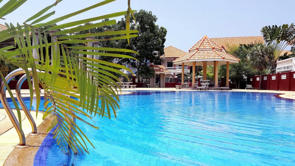 2 outdoor pools